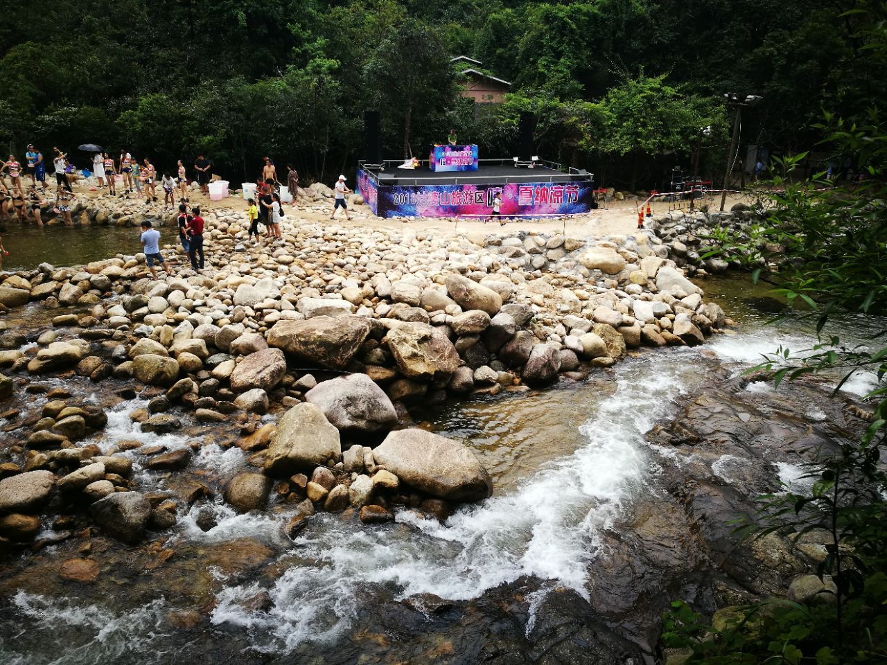 【携程攻略】贺州姑婆山漂流景点,姑婆山里面的溪流比较发达,不过水的