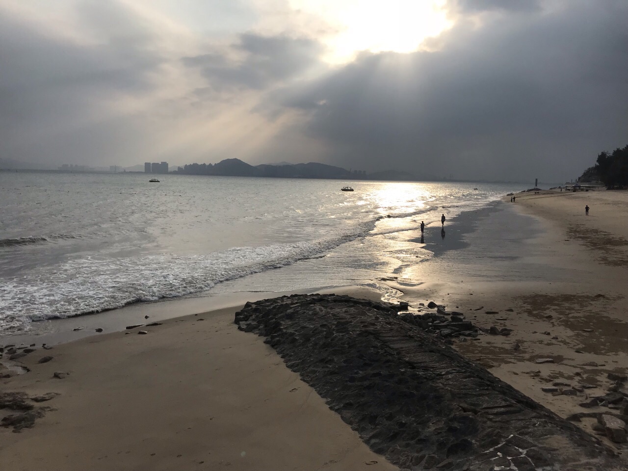 阳江东平镇珍珠湾，依然的水清沙细，云淡风轻