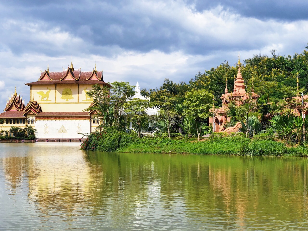 【携程攻略】景洪曼听公园景点,曼听公园是天然的村寨式公园,也是