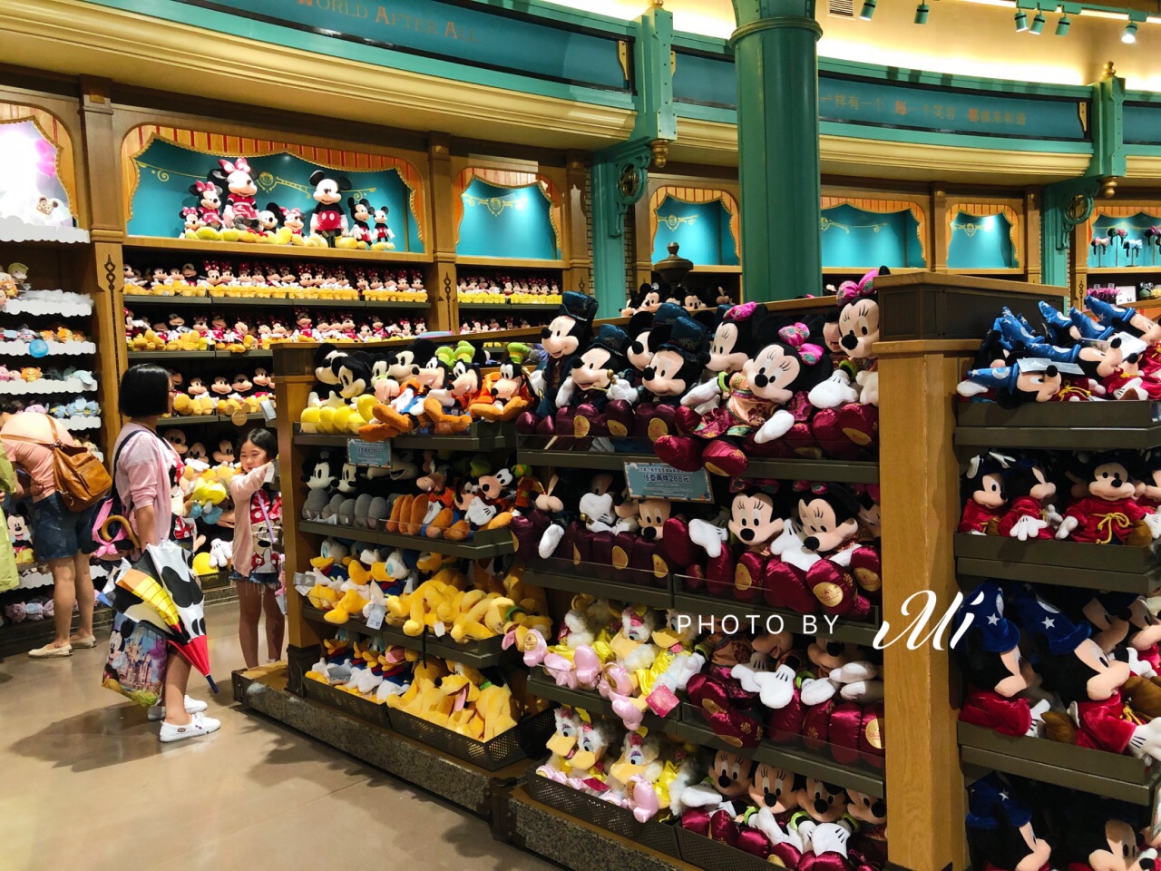 迪士尼世界商店相信是所有女孩热爱的地方吧,各种可爱的迪士尼商品,应