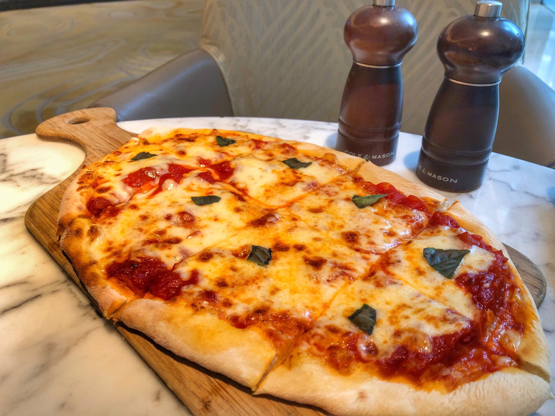 玛格丽特披萨芝士多且浓郁口感松软富有番茄汁水可以说98元值了最爱