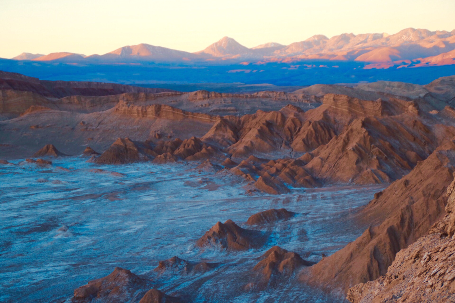 智利的阿塔卡马沙漠里有一个月亮谷,因它的地质和月球表面相似而命名.