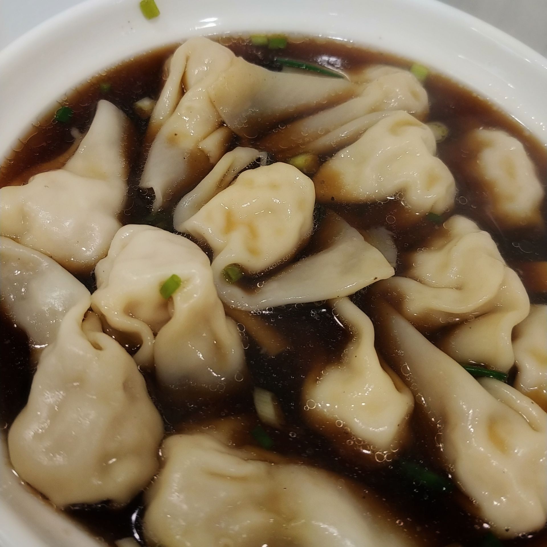 自然是要吃馄饨的,然鹅刚点完时心里是有点后悔的,店铺里浓重的烟味