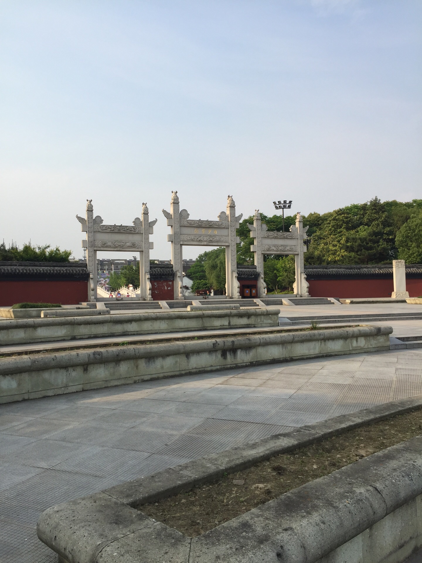 观潮胜地公园进门就是这个白石坛广场,从这里就可以上到钱塘江的堤坝