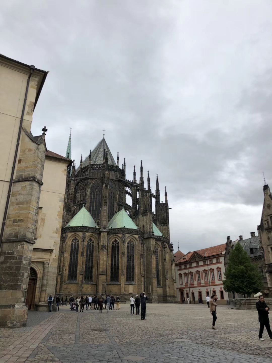 【携程攻略】布拉格圣维特大教堂景点,欧式的教堂，也是一个景点，参观的人也很多。很气派。里面的玻璃很漂…