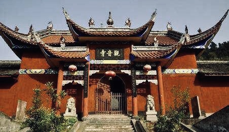 坐落于洛满镇上的龙潭观音禅寺,始建于清朝道光年间,是获国家注册的