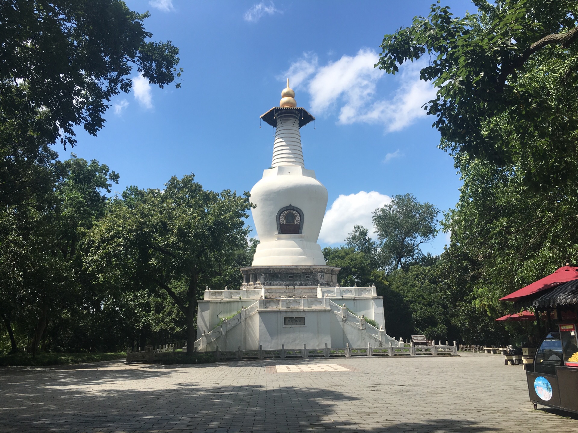 白塔是瘦西湖景区里的一道亮丽的风景线扬州至今还流传着一夜造白塔的