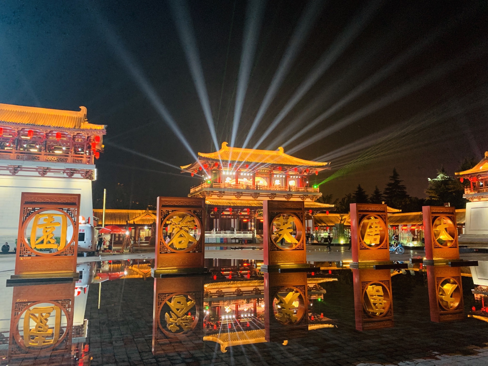 大唐芙蓉園位於陝西省西安市城南的曲江開發區,大雁塔東南側,它是在原