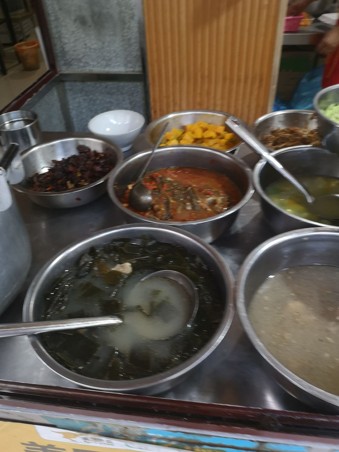 这家家乐快餐店已经吃了好多年了,买点外卖外送的客人也很多,来到店里