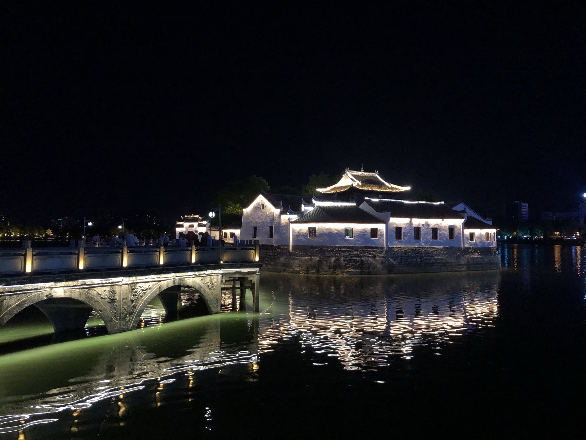 九江烟水亭夜景撩人

白天的烟水亭被我错过了,那就赶上