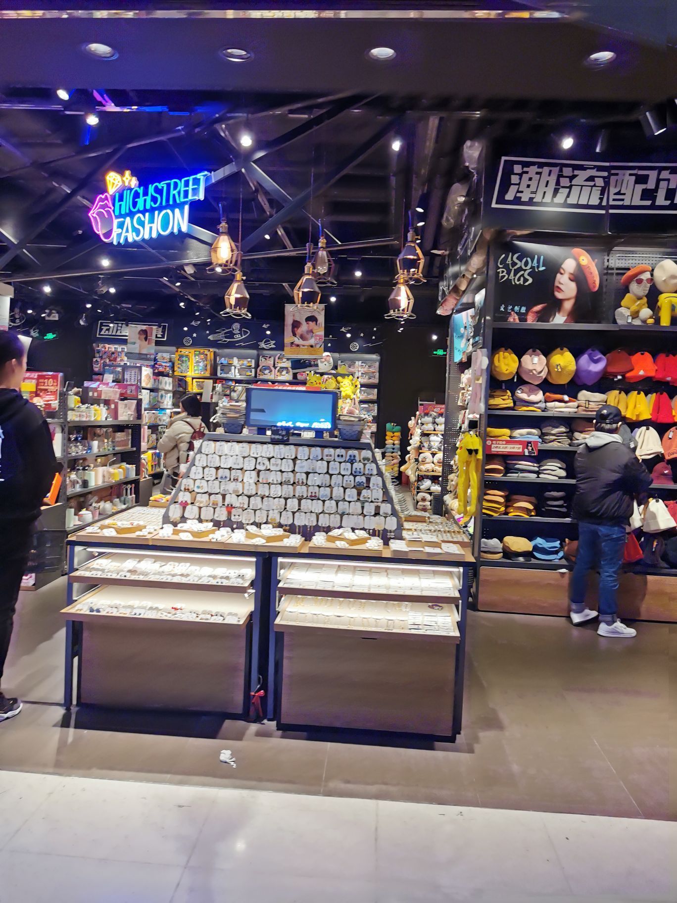 酷乐潮玩清扬路茂业店位于负一楼海洋景观往迪卡侬的通道口,场地挺进