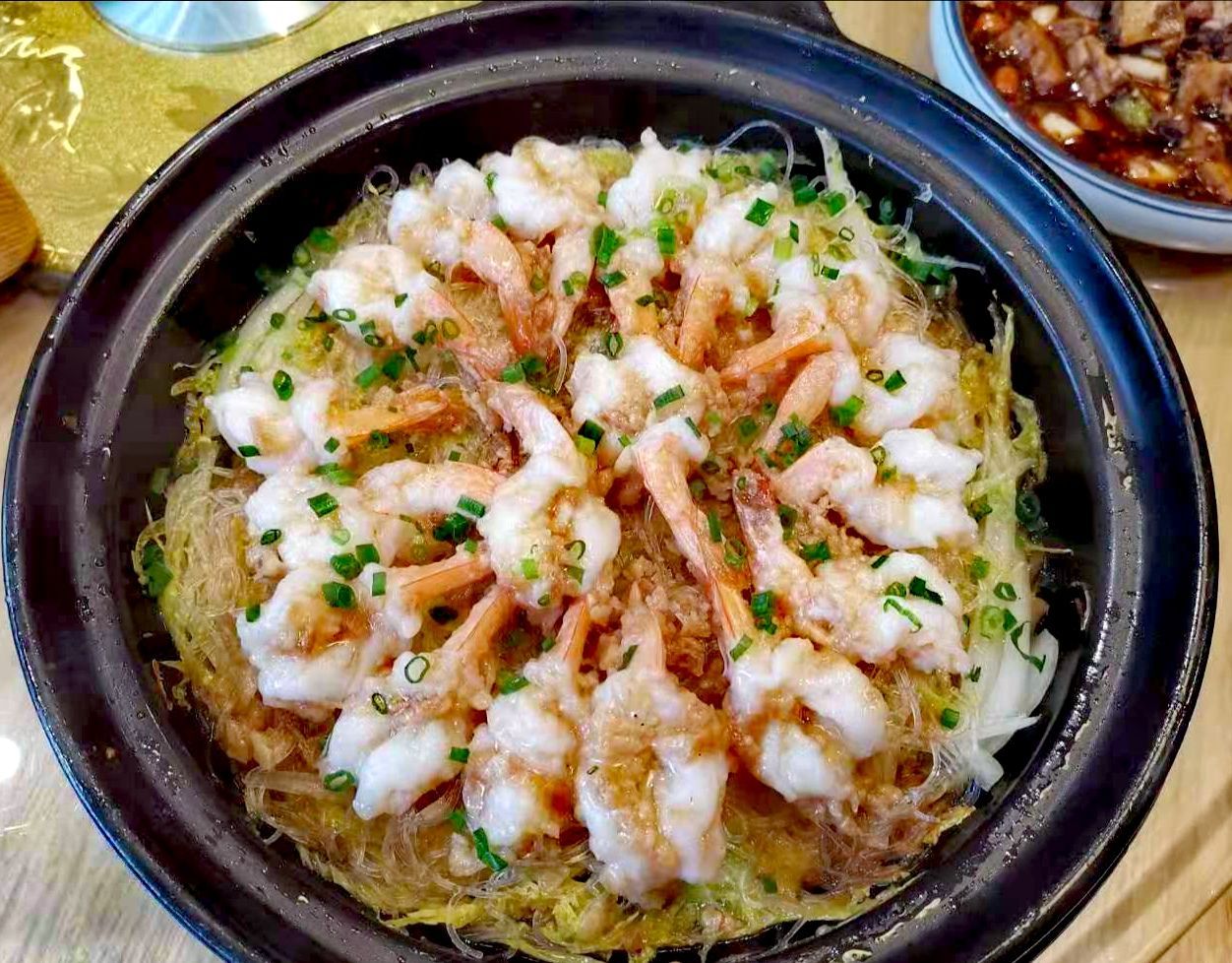 陶然小馆餐厅环境清新时尚,菜品味道做的不错,蒜蓉生焗虾,莲白炒粉丝