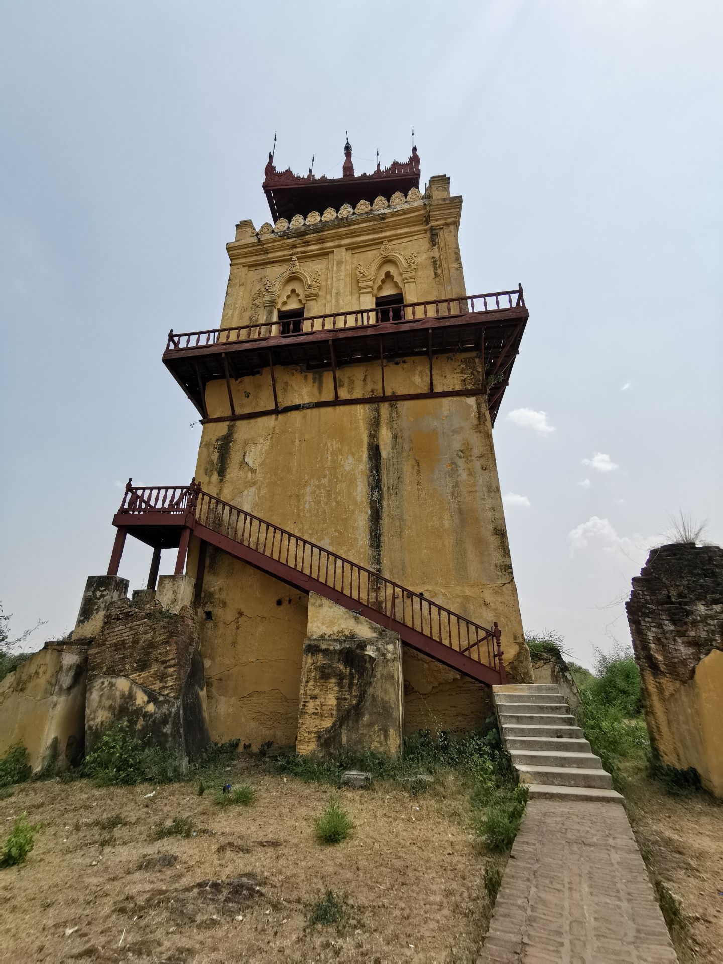 这个地方以前是古代的了望塔,后来慢慢的,慢慢的倾斜了,据说比比萨