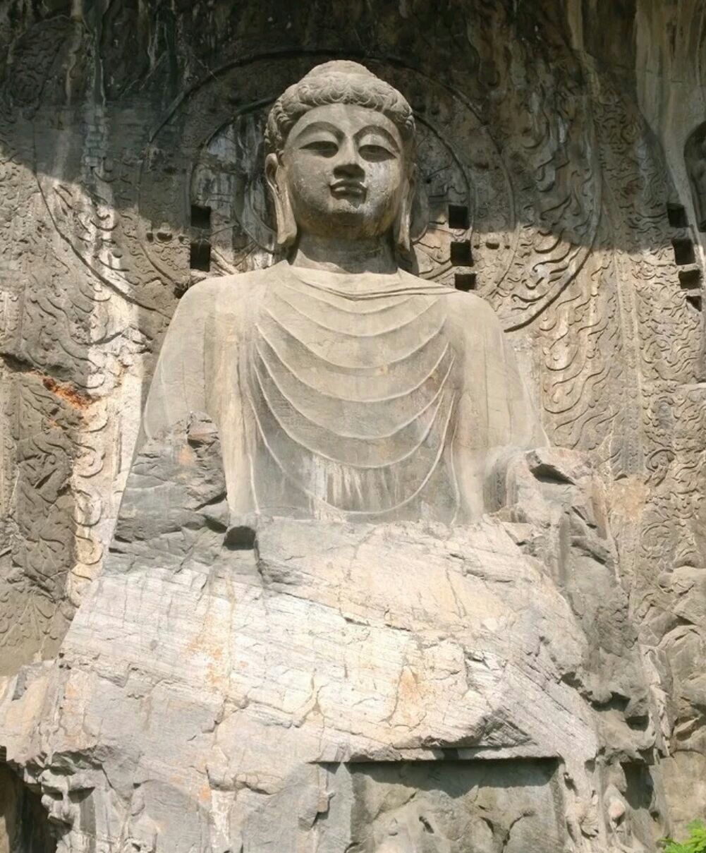 卢舍那大佛依山而坐,居高临下,使前来瞻仰的人们需登到半山腰才可见