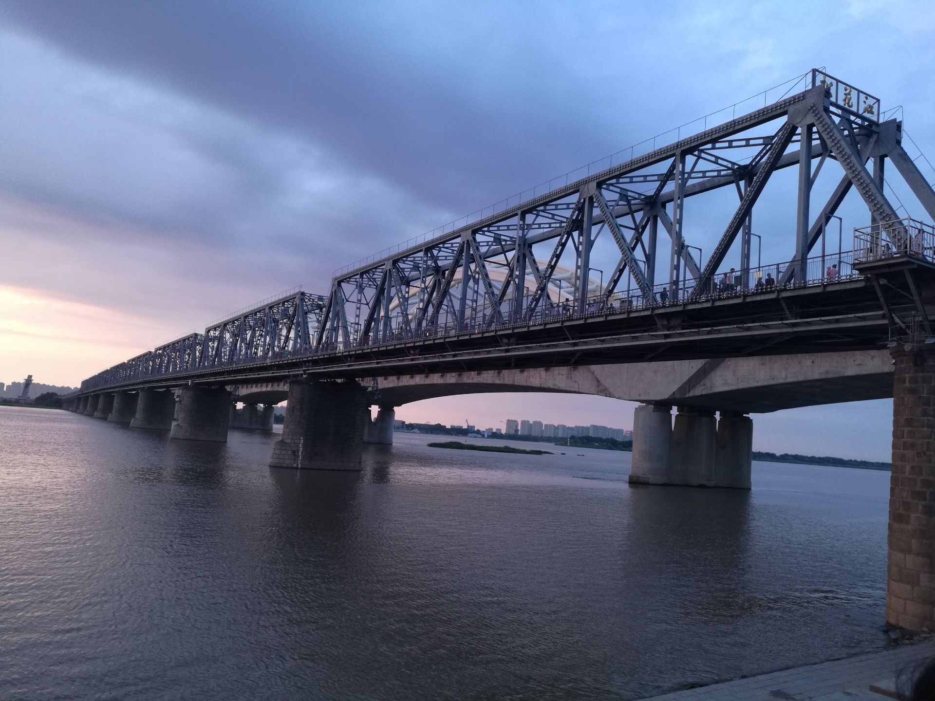 叫滨州铁路哈尔滨松花江大桥,位于黑龙江省哈尔滨市松花江畔斯大林