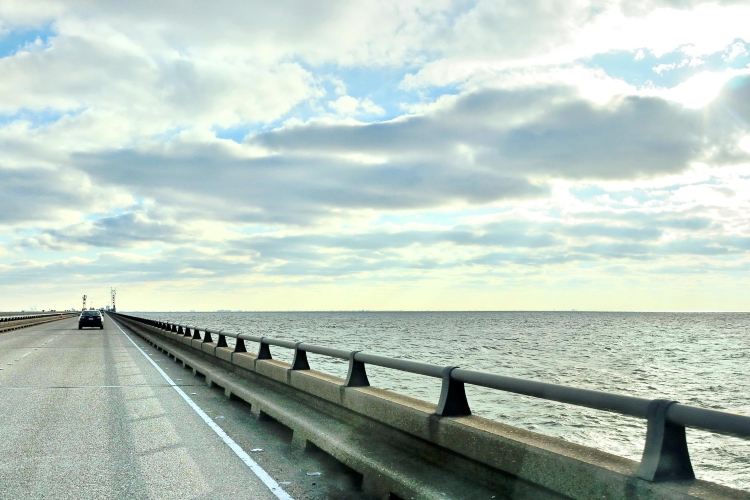 Lake Pontchartrain Causeway travel guidebook must visit attractions in