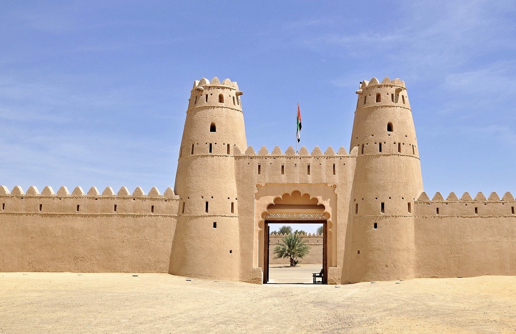 我觉得这个城堡其实有一点简单的,就好像沙漠里的常见的建筑的一样,简