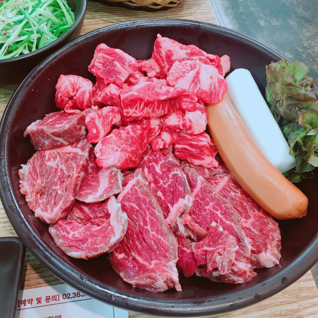 我们点的是5号牛肉套餐
里面有排骨肉,牛脾肉,火腿,年糕
来
