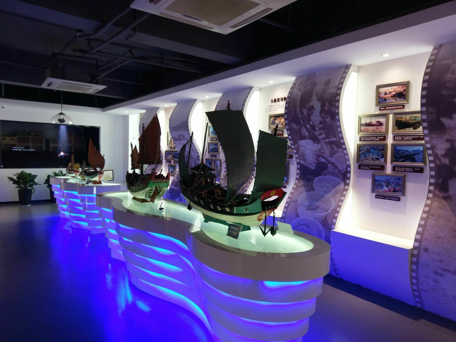 文和实物展示沙坡尾作为渔港的历史,相关的渔法,渔具,渔船模型,老照片