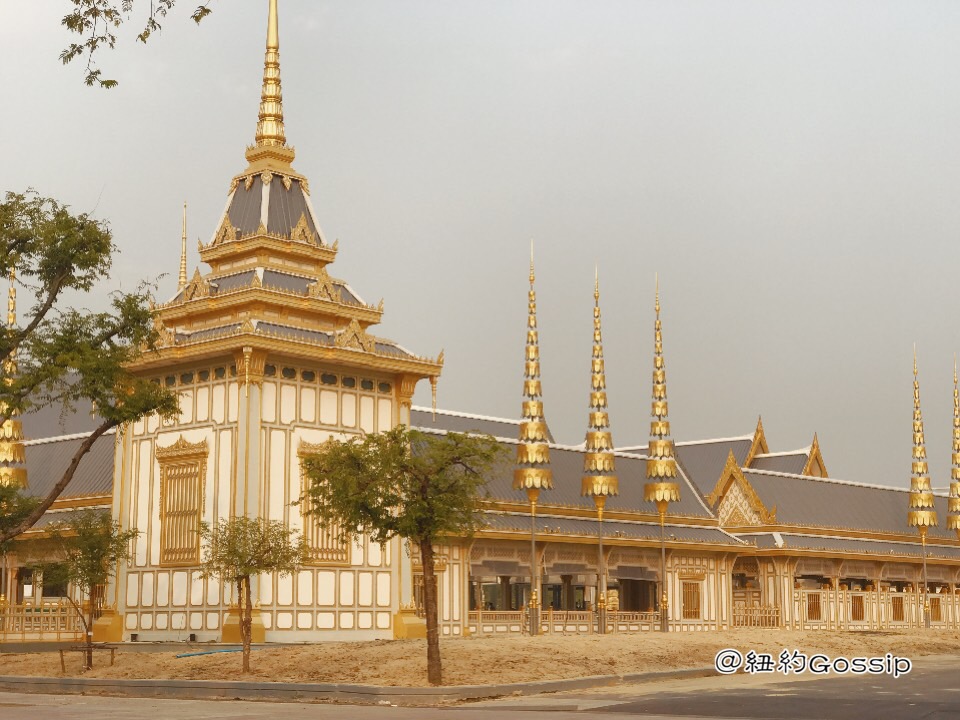 来到皇家田广场的时候正在维修,所以没有办法入内,只能在外面看一下.