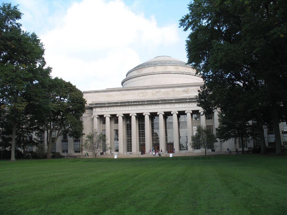 麻省理工标志性建筑 特色鲜明 大圆球的楼顶 里面很多的展品 看不懂