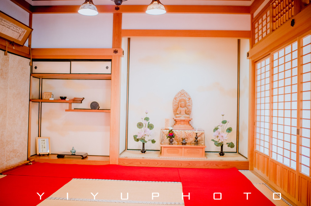 拥挤,金阁寺的一楼是延续了当初藤原时代样貌的"法水院"(属寝殿造风格