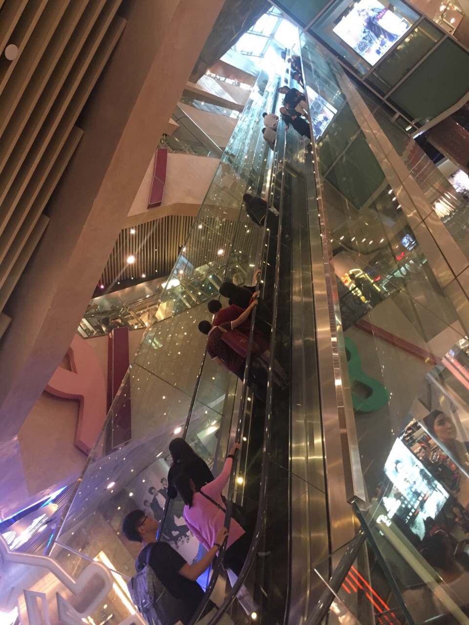 【携程攻略】香港朗豪坊商场购物,刚进朗豪坊有点失望,因为空间较小