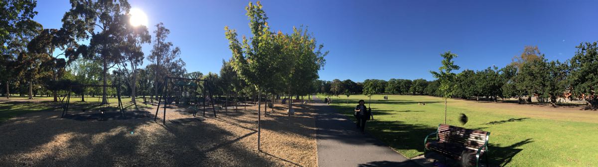 公园内草地非常适合带小孩野餐玩耍还有两个游玩设施小孩可以玩的非常