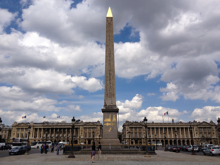 协和广场位于巴黎市中心,塞纳河北岸,是法国最著名的广场,18世纪由