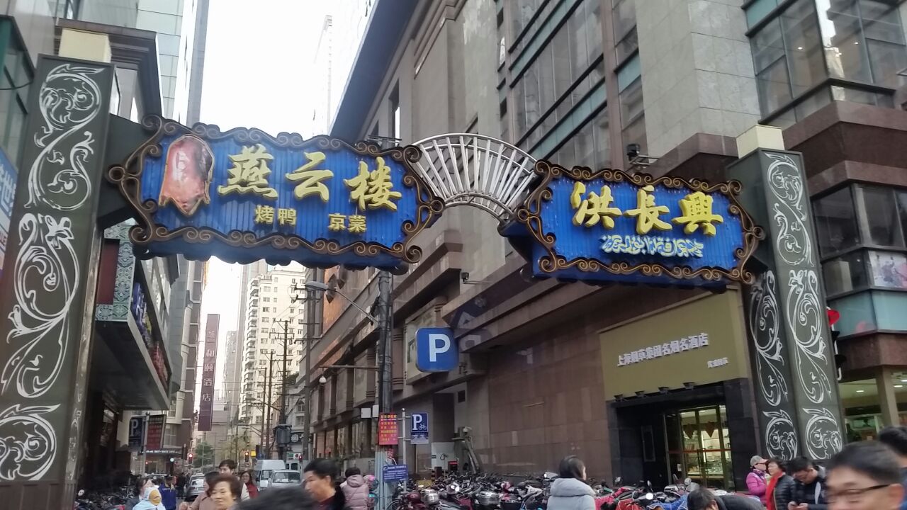 羊肉锅可以选择大小锅里面的肉骨头超好吃汤头香相当