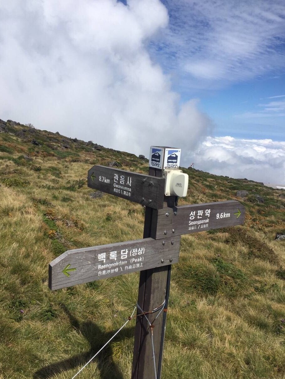 汉拿山白鹿潭据说在很久很久之前神仙骑着白鹿来汉拿山玩耍所以就叫