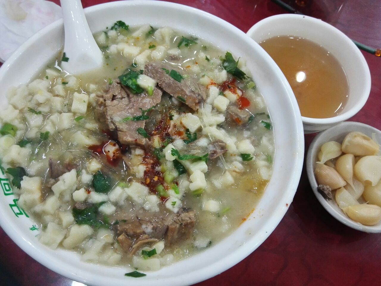 价格比西安的便宜多了烧饼也好吃味道超赞有牛肉和羊肉的有煮馍还有