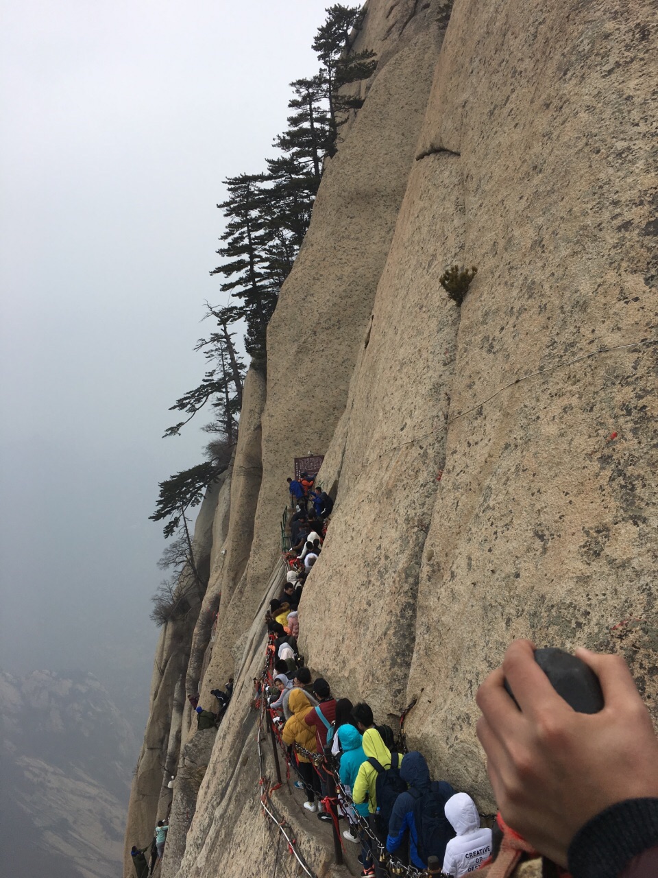 【攜程攻略】華山長空棧道景點,看著挺險峻,人多的減少了恐懼感,旁邊