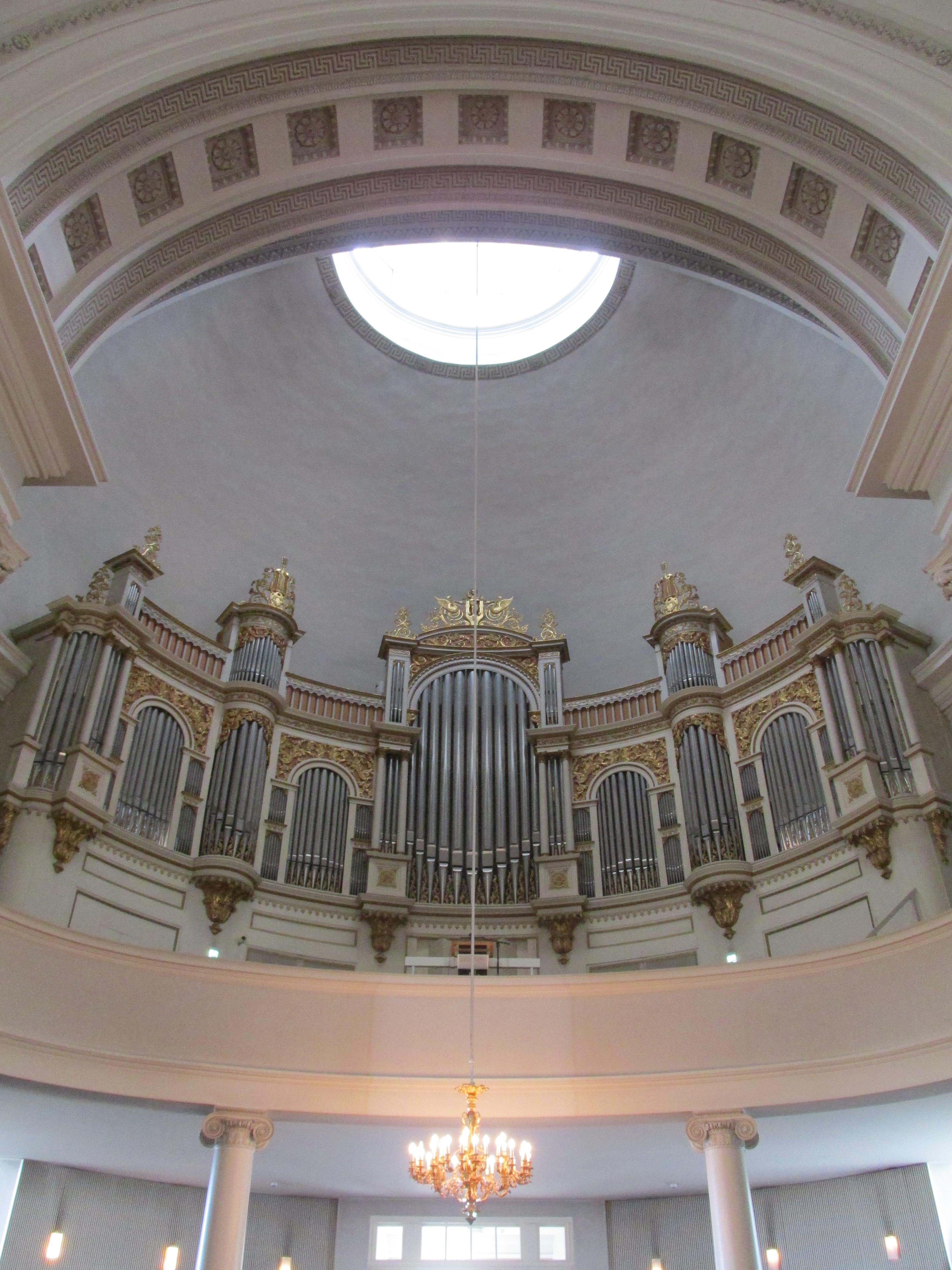 赫尔辛基大教堂建于18852年,结构精美,气宇非凡,堪称芬兰建筑艺术上的