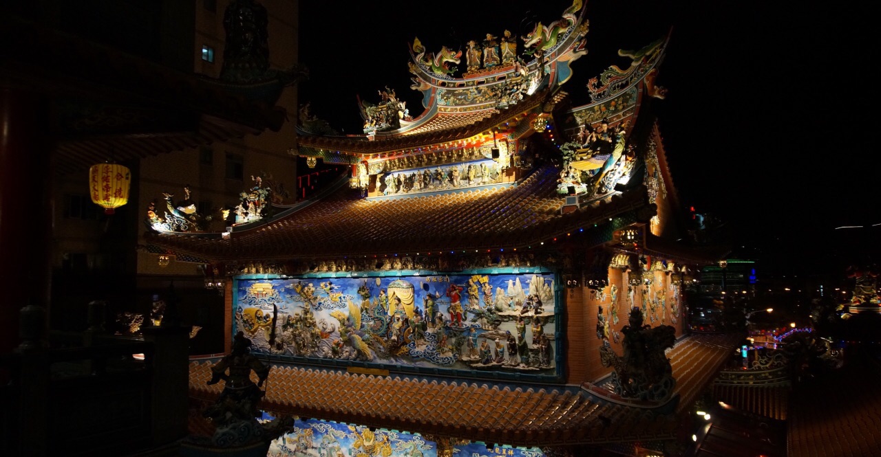 松山慈佑宫,夜景挺漂亮的,闽南的那种彩色的堆砌