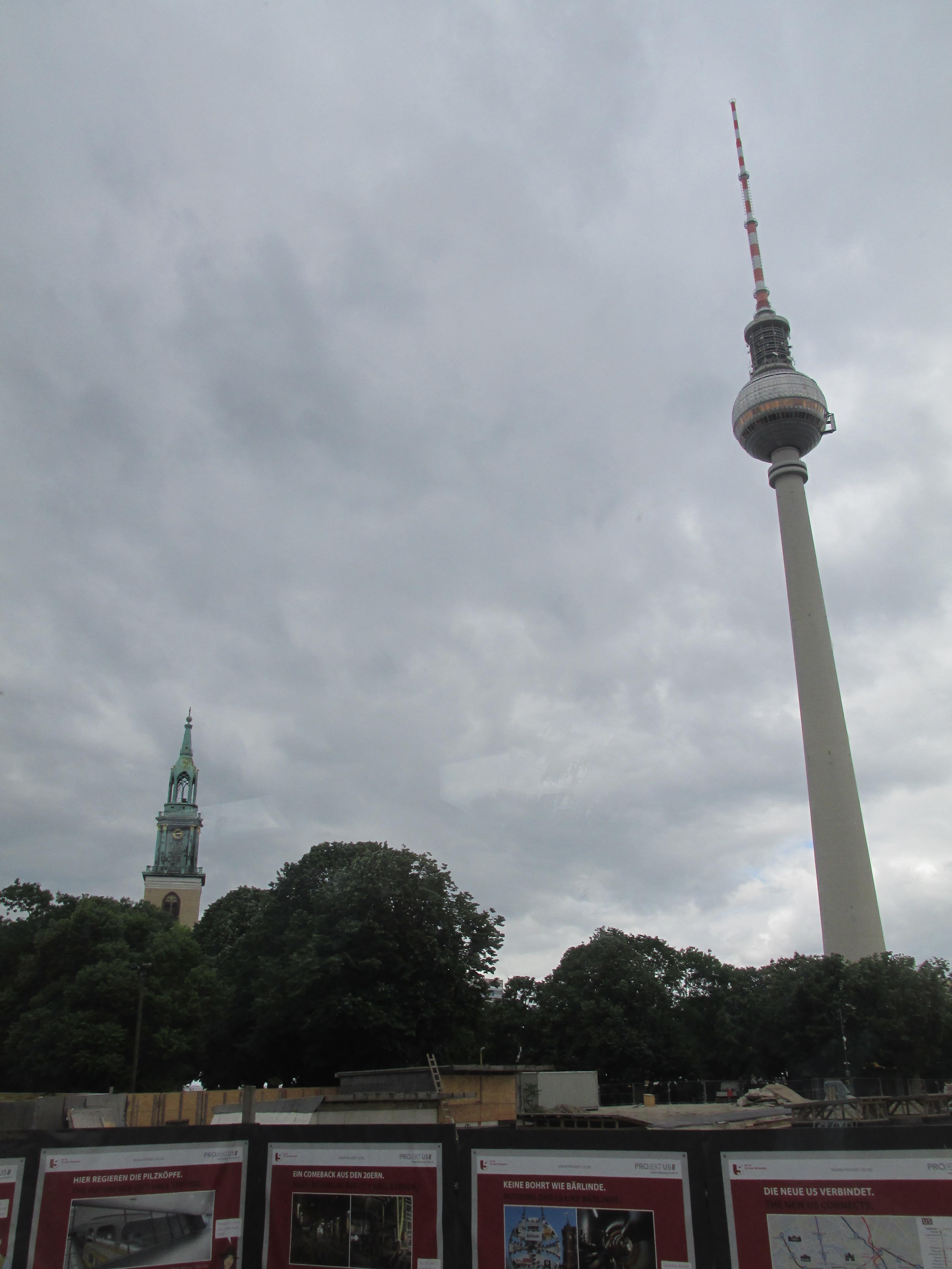 【携程攻略】柏林柏林电视塔景点,电视塔高耸如云，不过显得比较孤单，周边没有过多的高楼陪衬。电视塔…