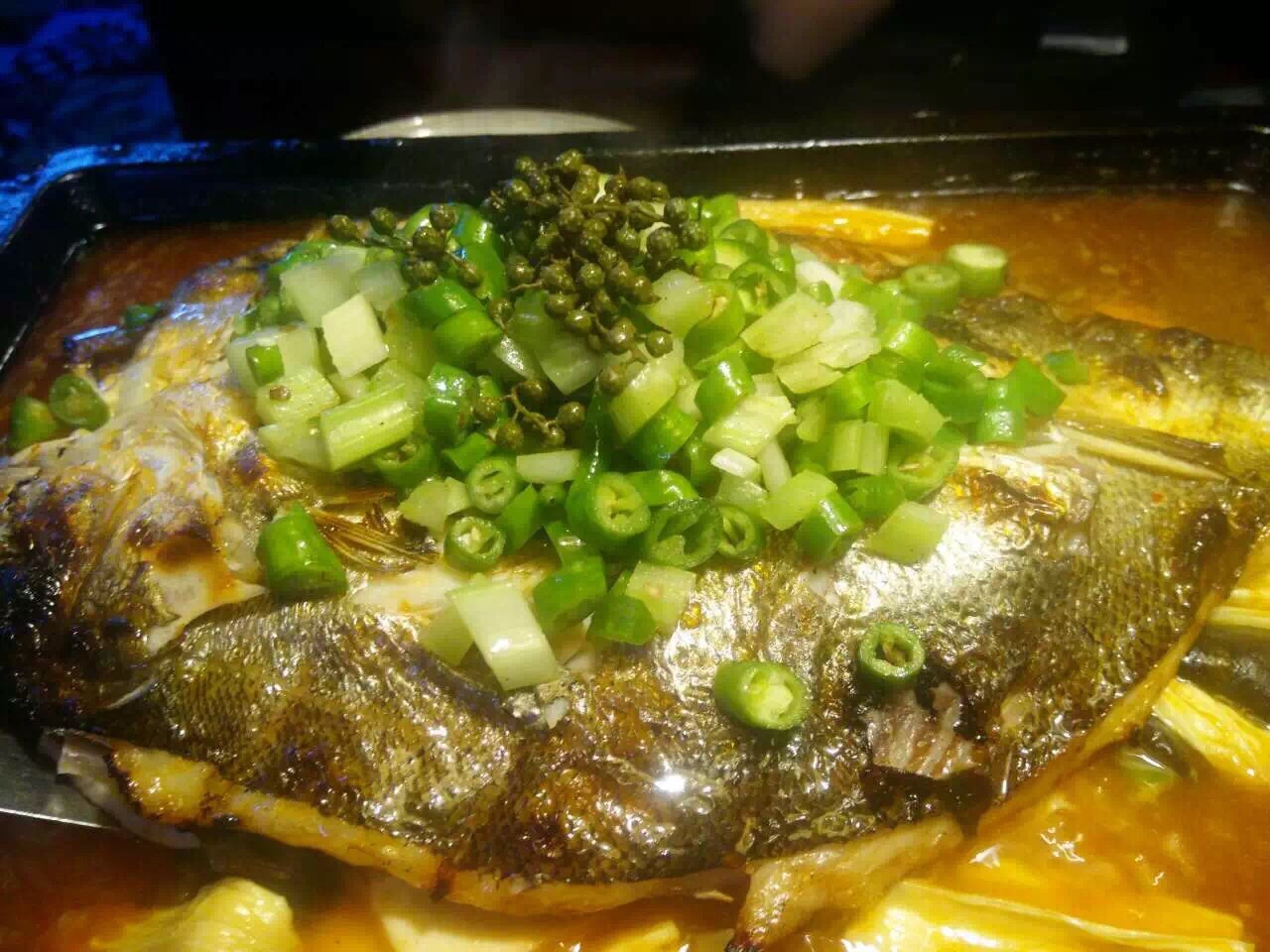 推荐青椒味烤芒果鱼,配菜很有滋味,烤鸡也是特色,值得品尝