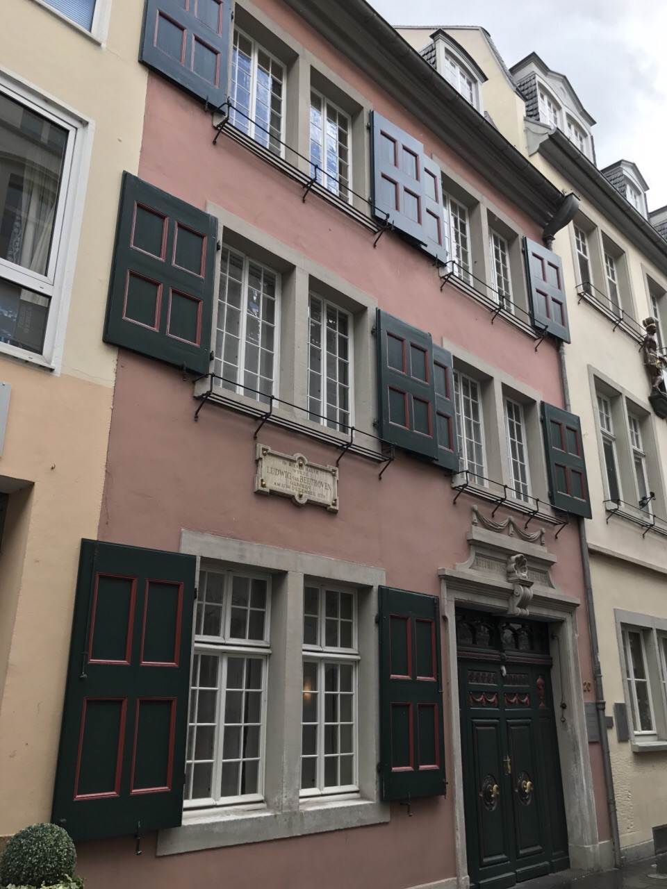 贝多芬故居位于波恩城北部的波恩巷20号这是一幢两层楼的粉色民居很不