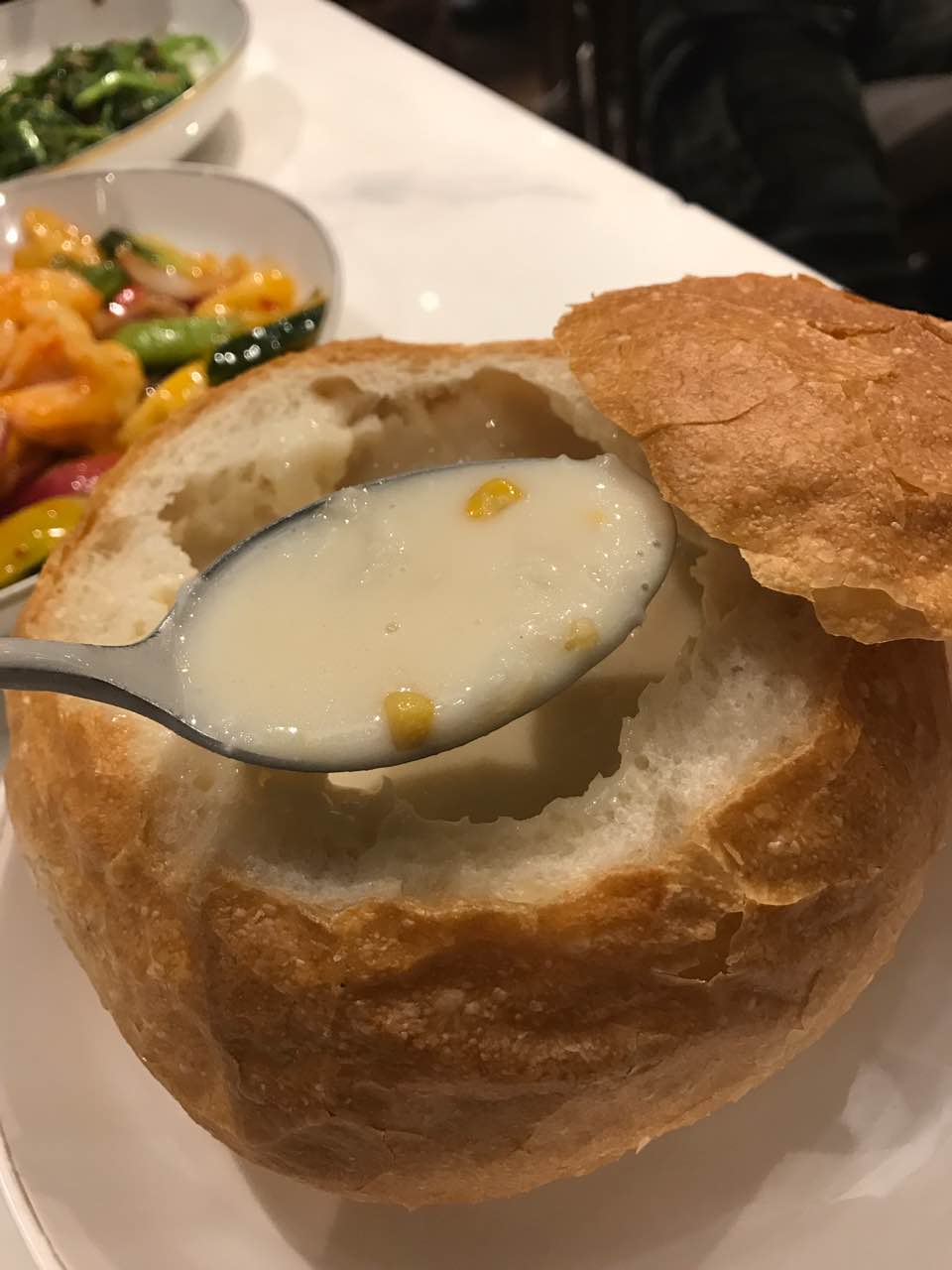 出品唔错,泰国菜甜品,mix 一齐的搭配几新鲜.虾球同个蟹汤系推介