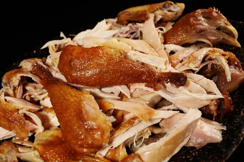 只要是买熟食就会买对青烤鹅的好吃还不贵而且店员服务态度也特别好