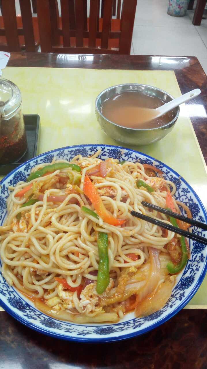鸡蛋炒拉面挺好吃的,价格也挺合适的,哈哈