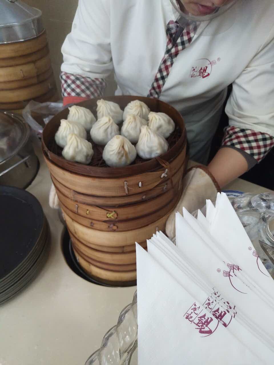 他们家馄饨,小笼包特别好,服务员也很好.