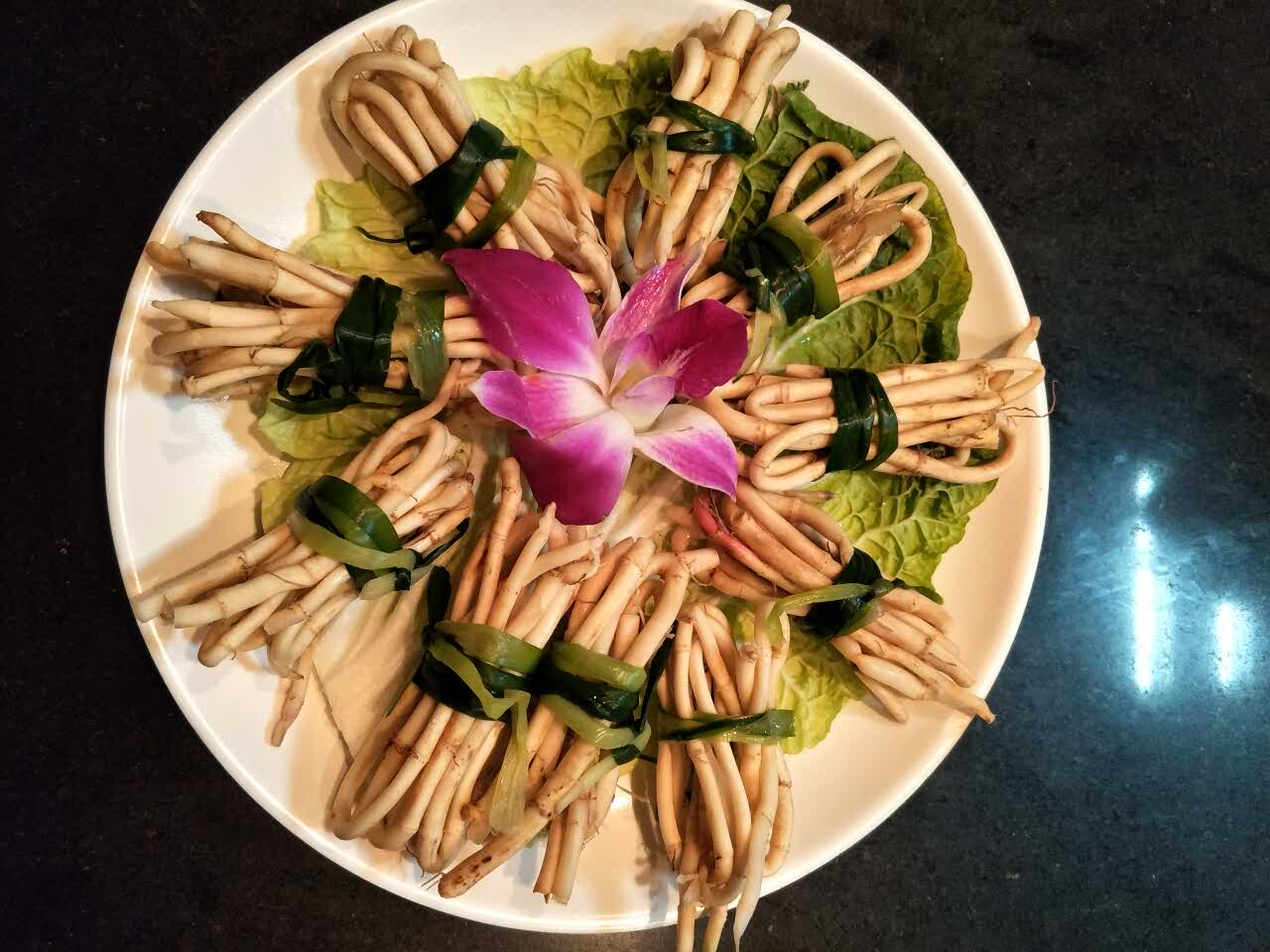 锅底味道很不错,这是我最喜欢的折耳根,安逸哦!