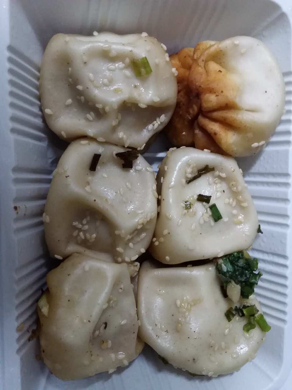 我买的是招牌生煎包打包回来吃的味道不错皮薄馅多汁香