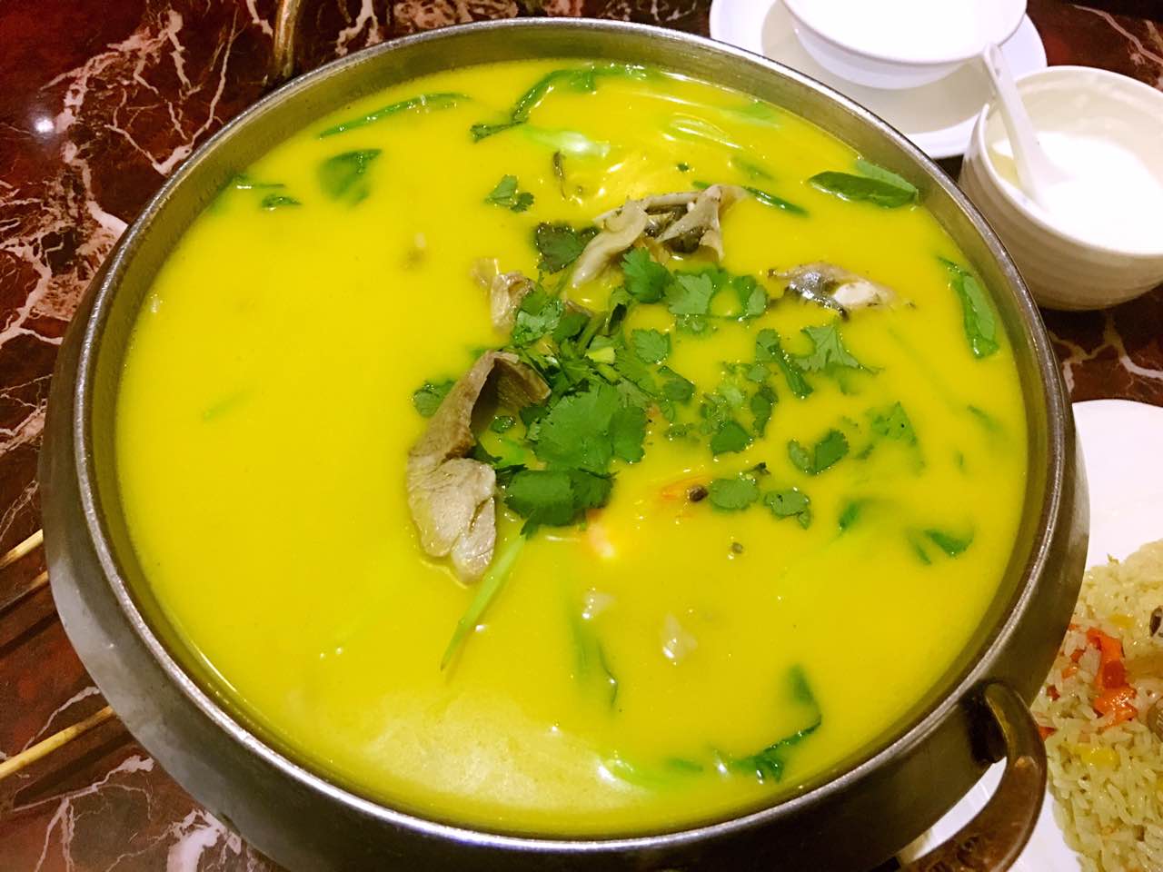 正宗新疆菜 最推荐的是鱼羊鲜汤 超好吃 带朋友来吃个个都赞不绝口