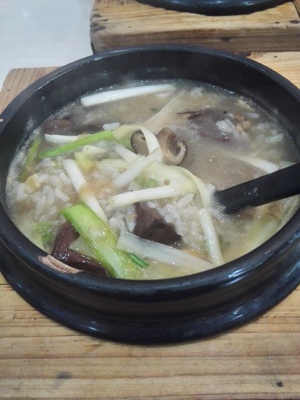 挺常过来这边吃鸭仔粥,味道不错  就是有点小贵.