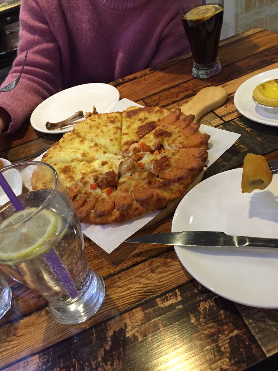 2021榴铭手造披萨美食餐厅,口味还不错,两个人吃得好撑.