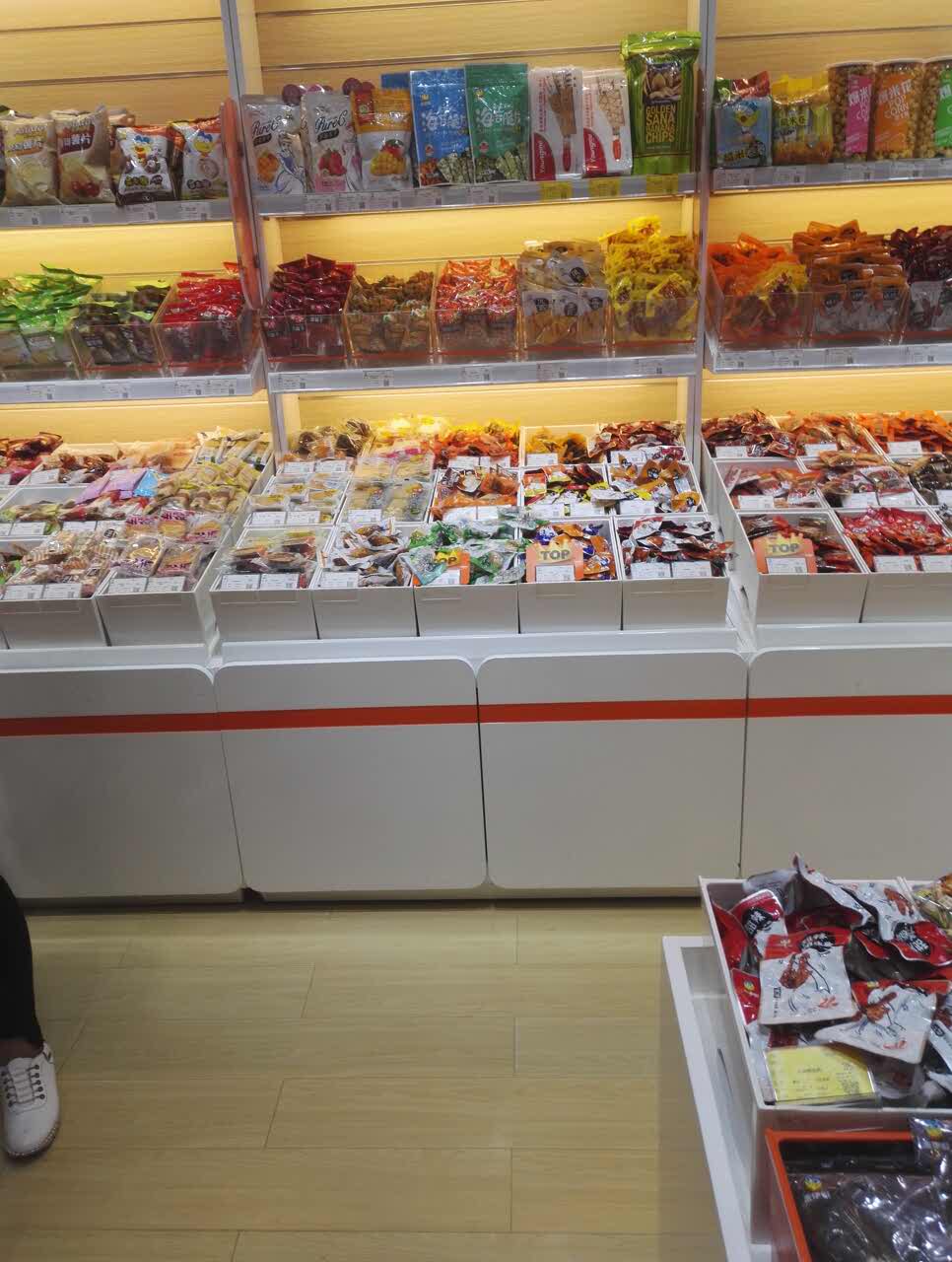 这家东西很多,经常来逛逛买些小零食,送人也不错,很方便.
