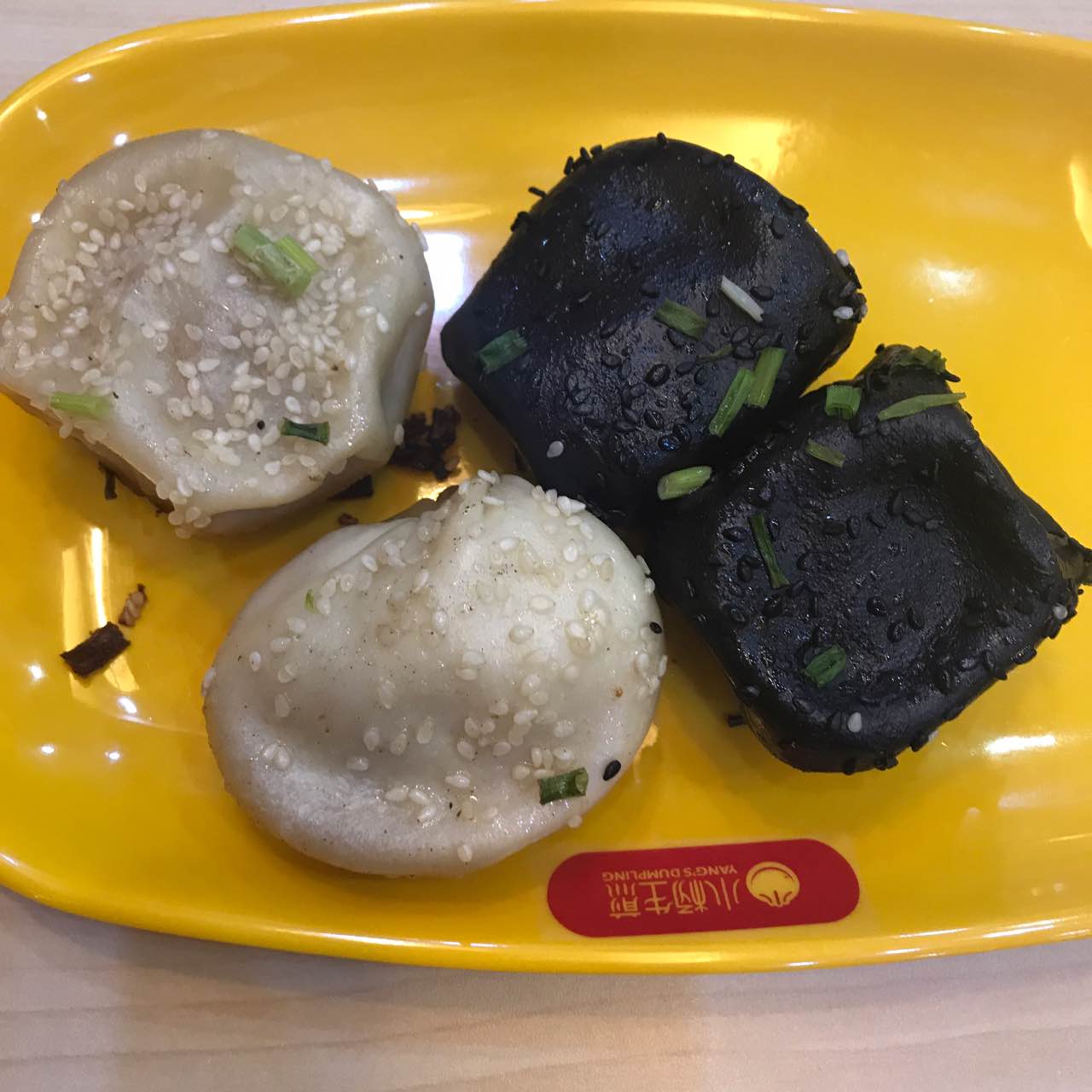 去吃了新款的墨鱼包子,还挺好吃的.黑暗料理既视感,不过汤汁有点少