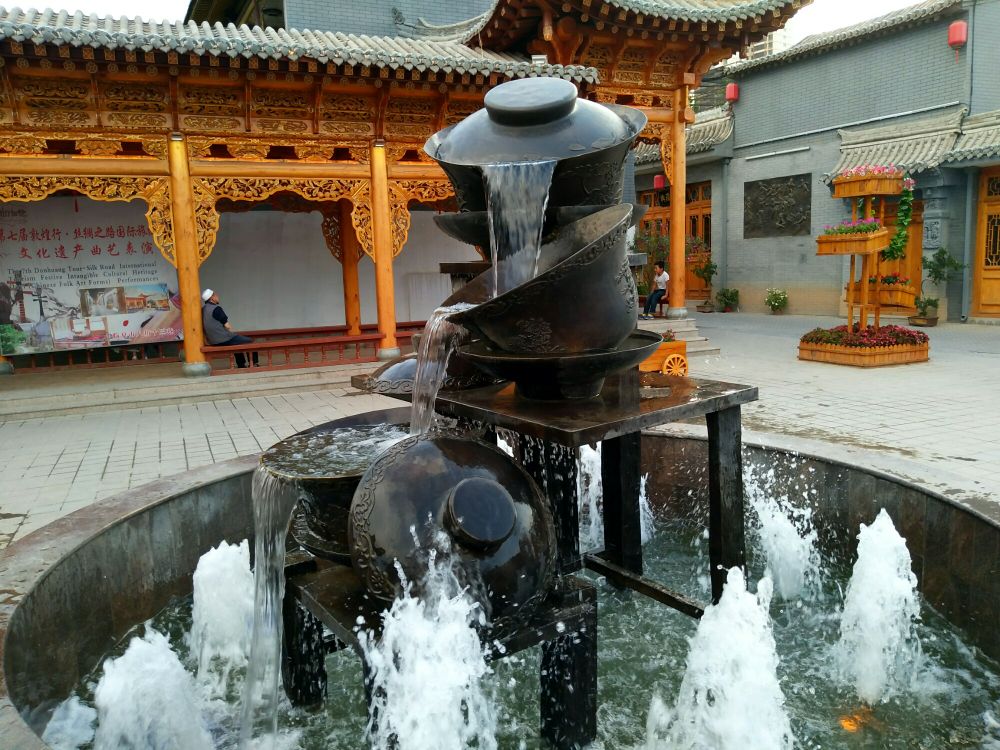 【携程攻略】临夏八坊十三巷景点,虽然不能排除和很多新重造的古巷子